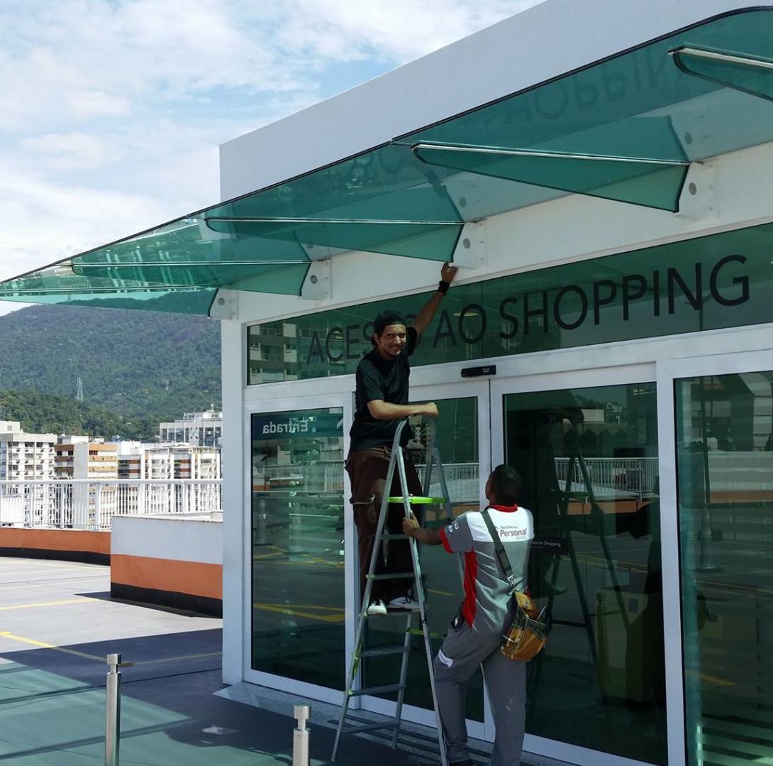 Alberto Souza instalando beacons no Shopping Leblon